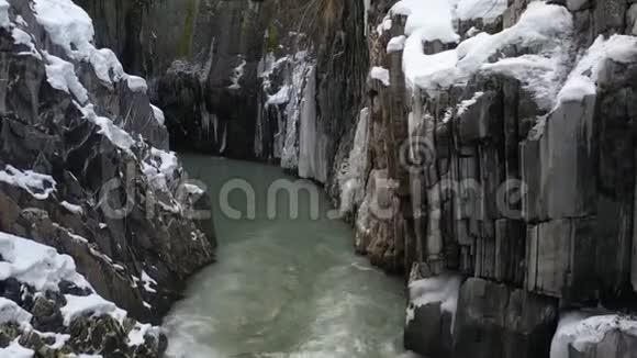 在悬崖与冰柱之间有一条山河的美丽空中镜头空中镜头4k视频的预览图