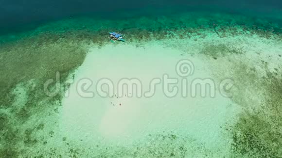 珊瑚礁上的沙洲带绿松石水和沙底的环礁俯视巴拉巴克巴拉望菲律宾视频的预览图