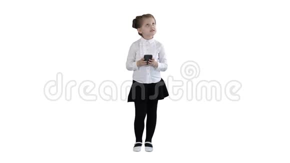 可爱的小女孩看着智能手机在白色背景上写着一条信息视频的预览图