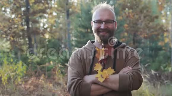 一个戴着眼镜留着胡子的秃头的人的肖像他为秋天的森林而高兴视频的预览图