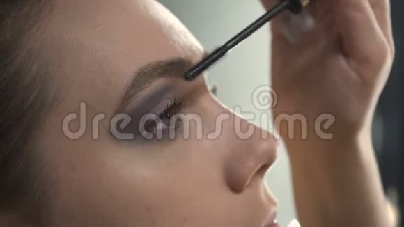 女性涂黑色睫毛膏的视频视频的预览图