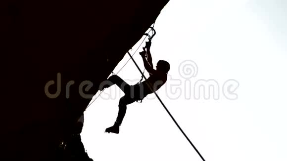 复杂路线岩石上的登山者剪影视频的预览图