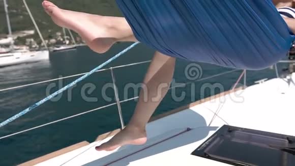 年轻女子在帆船上的吊床上放松视频的预览图