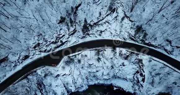 鸟瞰雪山公路和河流从上面用无人机抓来的视频的预览图