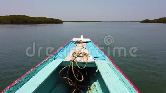 4K视频木制蓝白色独木舟漂浮在水面上它是非洲的海泻湖塞内加尔是鸟视频的预览图