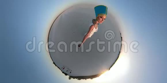 法老妻子穿着传统的埃及服装带着360相机穿过沙漠小行星视频的预览图
