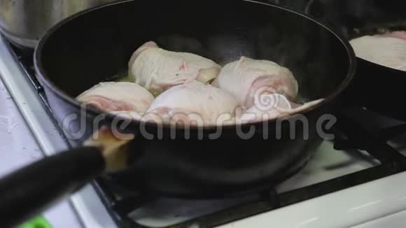 鸡是用平底锅煮的视频的预览图