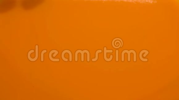 熟杏的卤化成汁视频的预览图