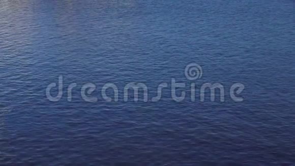 平静的蓝色海洋表面框架填充视频的预览图