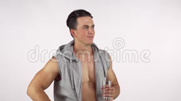 快乐的运动员在健身房锻炼后喝水竖起大拇指视频的预览图
