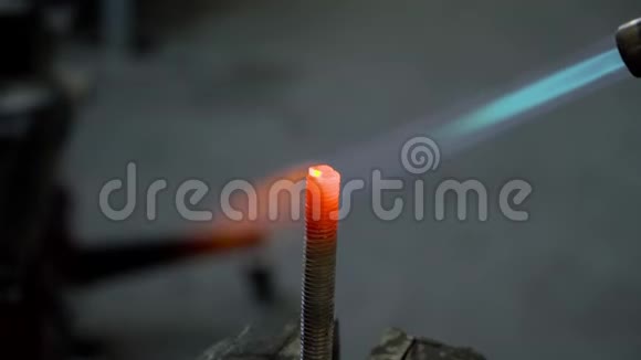 燃气燃烧器点火加热烧热金属螺栓特写视频的预览图