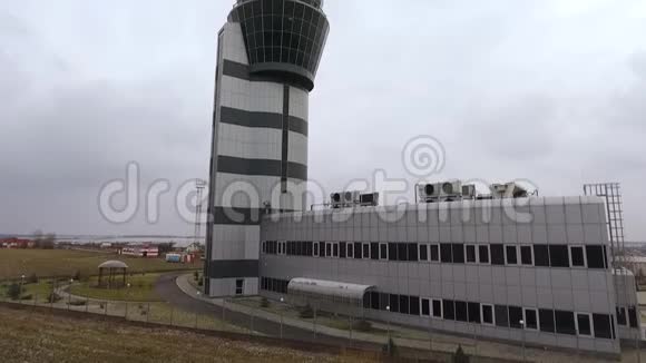 机场空中交通管制塔台倾斜视频的预览图