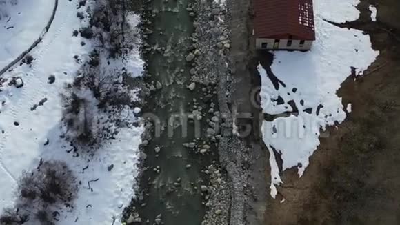 美丽的河流附近的山村在一个美好的冬季夜晚空中镜头4k视频的预览图
