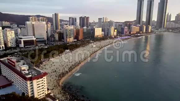 在韩国釜山海恩大海滩新年日出的鸟瞰图视频的预览图