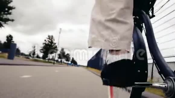 骑自行车的人从第一个人开始在沥青上运动视频的预览图