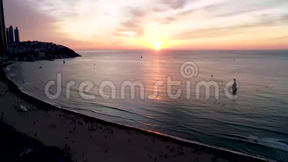 在韩国釜山海恩大海滩新年日出的鸟瞰图视频的预览图