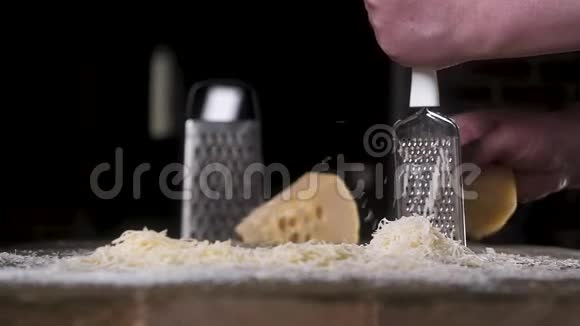 奶酪慢慢地在木桌上的金属烤炉上篦下一堆子慢动作烹饪的概念视频的预览图