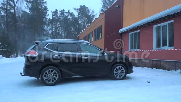 大雪积雪覆盖的汽车靠近房子视频的预览图