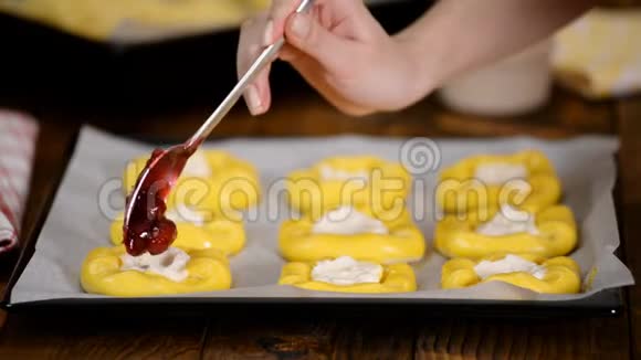 生甜酵母面团放在烤片上用樱桃填充包子视频的预览图