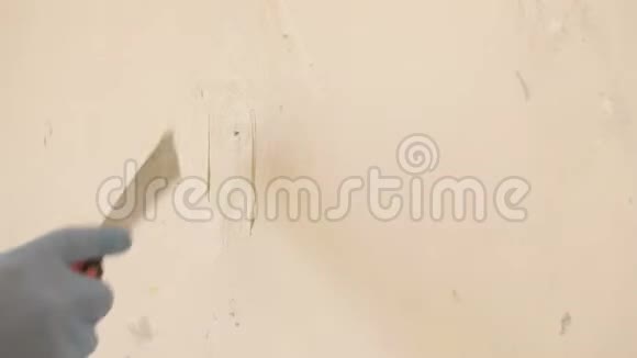 粉刷墙壁一只戴着铲子的蓝手套中的雄性手在混凝土中的一个洞上涂上了浆糊现代技术修复纳纳视频的预览图