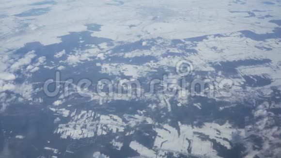 弗罗茨瓦夫冬季雪域的飞机窗口视频的预览图
