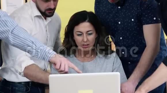 男人批评女经理的工作办公室创意业务团队会议视频的预览图