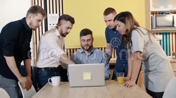 创意商业团队会议讨论新的想法男人经理在电脑上工作视频的预览图