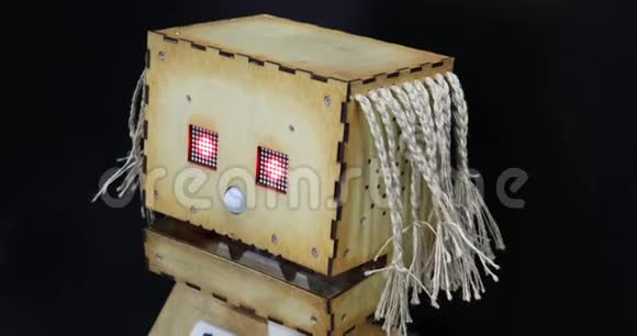人工智能和红眼睛的木制机器人视频的预览图