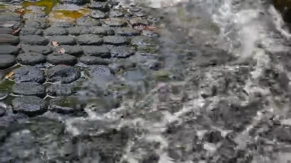 水流在岩石上视频的预览图