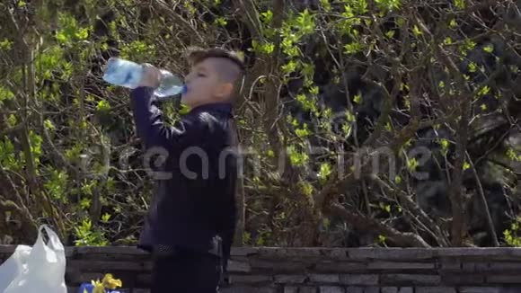 青少年在公园里喝水视频的预览图