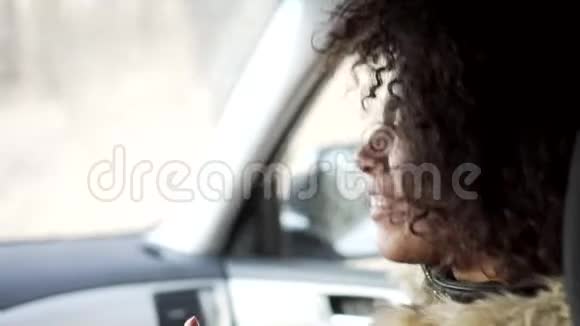 一位正在开车旅行的女士视频的预览图