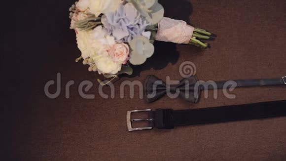 带蝴蝶结和腰带的漂亮婚礼花束放在椅子上视频的预览图