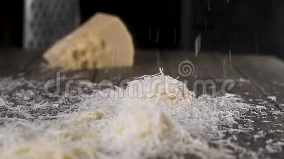 格纹奶酪倒木桌一大堆烤奶酪做披萨视频的预览图