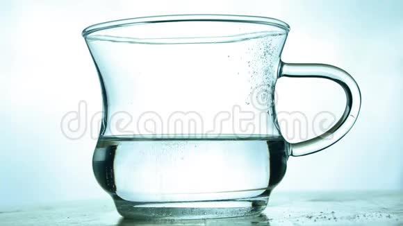 矿泉水苏打水都是白色背景的一杯健康的饮用水和泡泡视频的预览图
