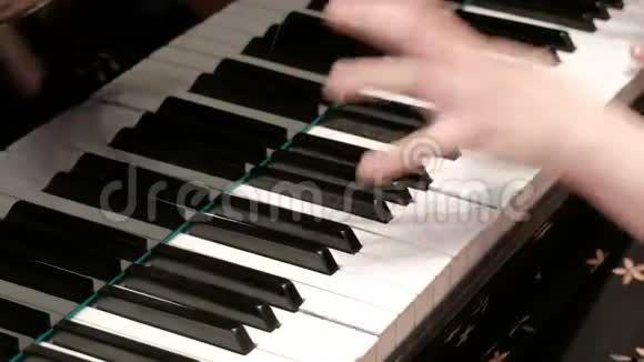 女性手按琴键弹钢琴特写镜头音乐主题音乐会节目视频的预览图