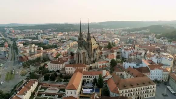 有地标的布尔诺城市景观欧洲捷克共和国老城区的鸟瞰图视频的预览图