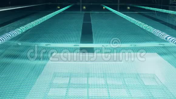 有小波纹和日光反射的空泳池视频的预览图
