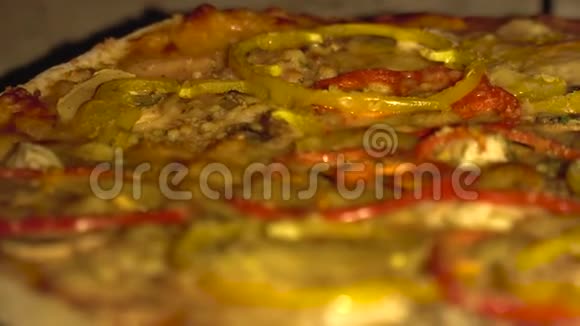 在烤箱里烤披萨视频的预览图