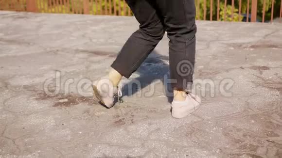 年轻的女人脚在外面跳舞视频的预览图