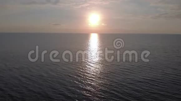 在夕阳的映衬下飞越大海视频的预览图
