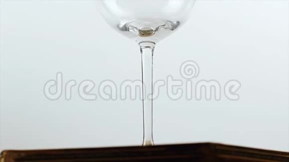 品瓶红酒白色背景下的饮料酒精酒庄片段视频的预览图
