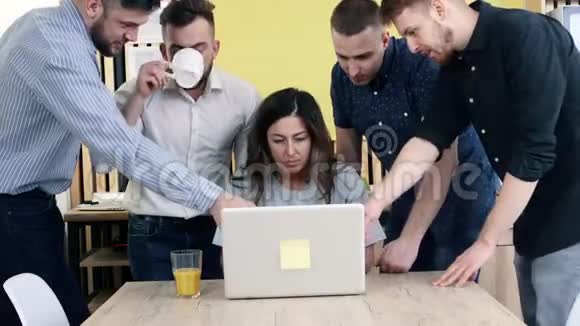 创意商业团队会议讨论新的想法女经理在电脑上工作视频的预览图