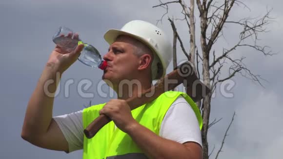 伐木工人喝水关门视频的预览图