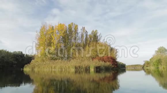 秋天多瑙河的水域视频的预览图