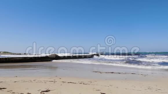 在阳光明媚的多风天气里强烈的海浪拍打着码头和沙滩塞浦路斯海滩暴风雨天气慢动作视频的预览图