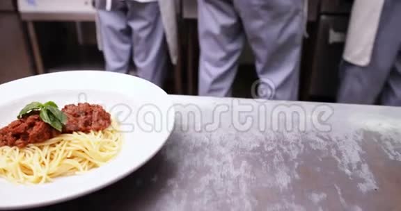 厨师端上两个餐盘视频的预览图