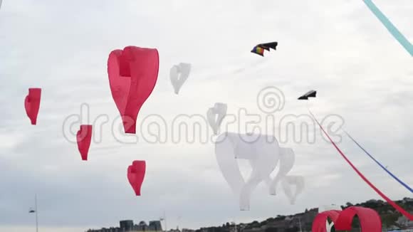 红白风筝的心在风中飘扬视频的预览图