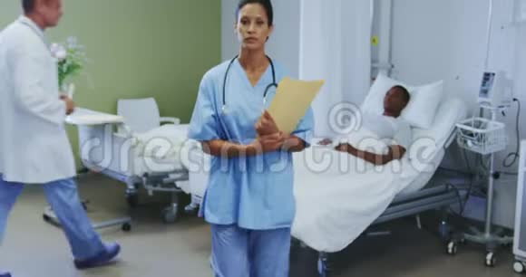 非裔美国女医生在医院病房里看摄像机的前景视频的预览图