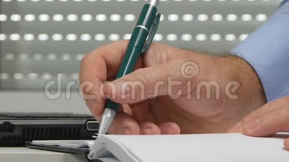 商务人员在工作日程安排中写作使用笔记本电脑数据库视频的预览图