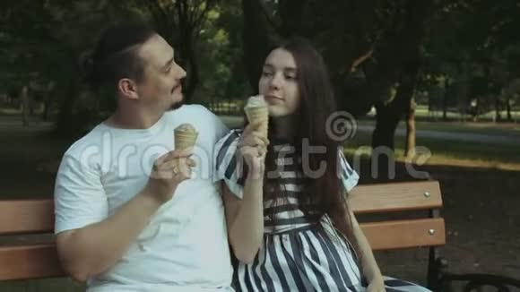 提供带冰淇淋的免费情侣在长凳上休息视频的预览图